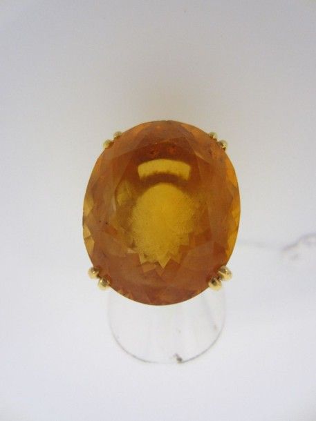 BAGUE en or jaune (750 millièmes) serti d?une importante citrine oval