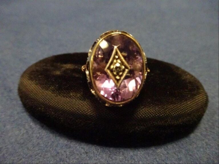 BAGUE en or jaune 9K (375°/00) et argent sertie d'une améthyste sertie d'un diamant taille brillant, en