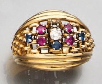 BAGUE en or jaune ajouré et godronné, serti de pierres rose et bleues, et d'un diamant taille ancienn