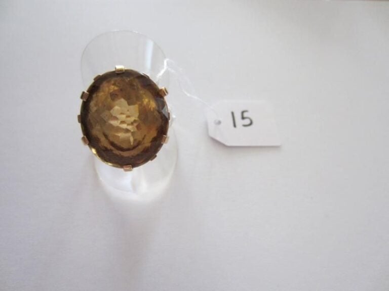 BAGUE en or jaune ajouré serti d'une importante citrine de forme oval