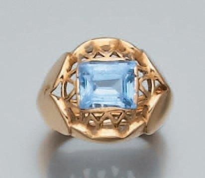 BAGUE en or jaune ajouré serti d'une pierre d'imitation bleue taillée à degré