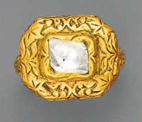 BAGUE en or jaune entièrement ciselé à motifs de feuilles, de forme octogonale, serti au centre d'un diaman