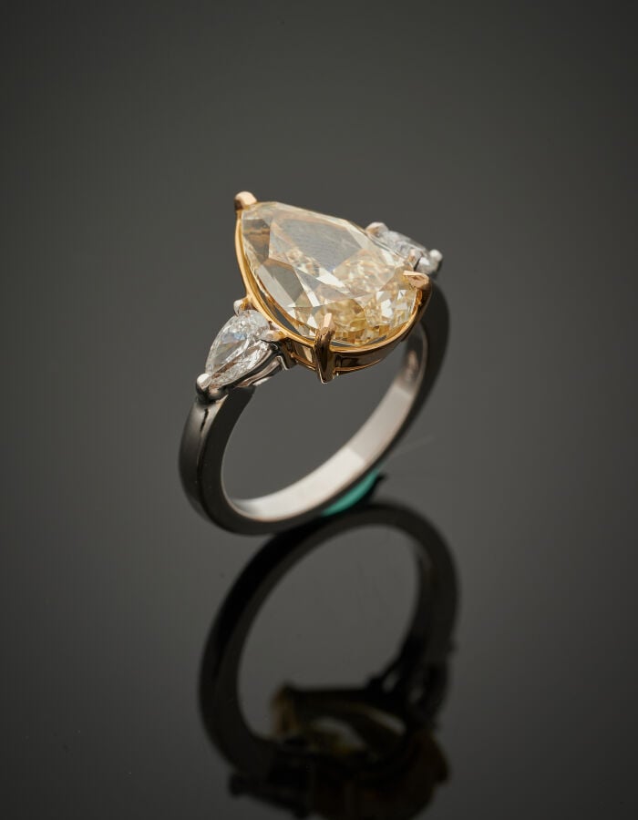 BAGUE en or jaune et or gris (750‰) serti d'un diamant pesant 6,02 carats taill…