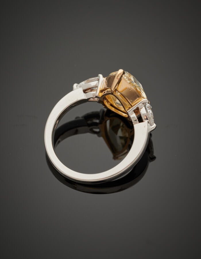 BAGUE en or jaune et or gris (750‰) serti d'un diamant pesant 6,02 carats taill…