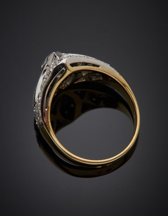 BAGUE en or jaune et or gris (750‰) serti d'un diamant taille navette épaulé de…