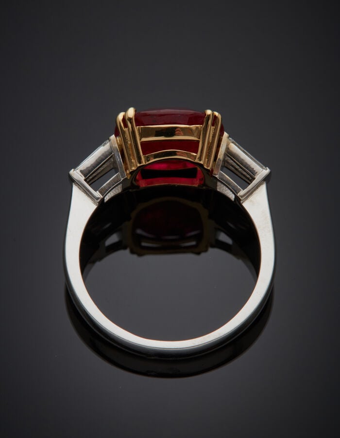 BAGUE en or jaune et or gris (750‰) serti d'un rubis de forme coussin pesant 5,…