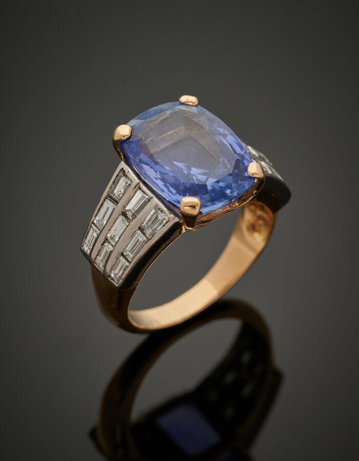 BAGUE en or jaune et or gris (750‰) serti d'un saphir pesant 13,15 carats de fo…