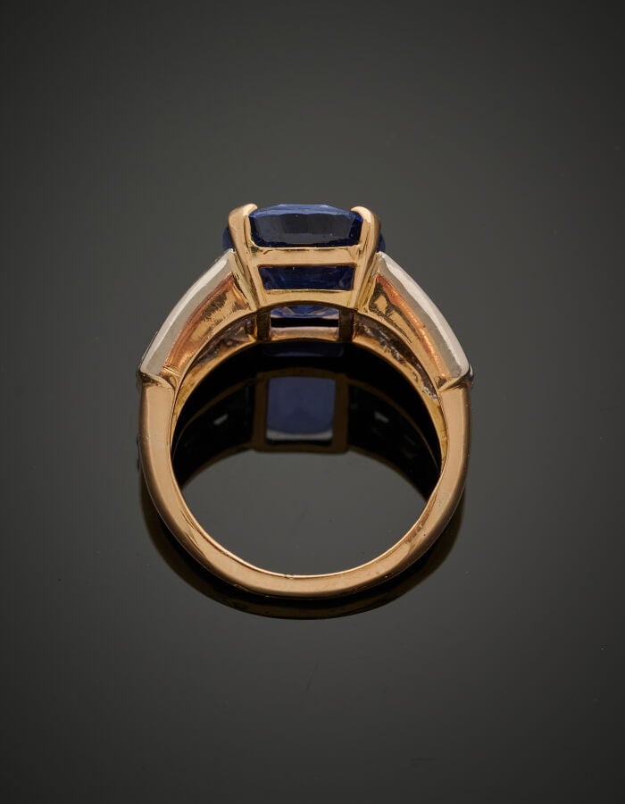 BAGUE en or jaune et or gris (750‰) serti d'un saphir pesant 13,15 carats de fo…