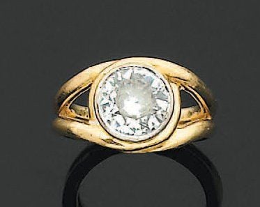 BAGUE en or jaune et or gris ajourés sertis d'un diamant de taille ancienn