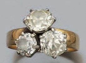BAGUE en or jaune et or gris serti de trois diamants taille ancienne de forme coussi
