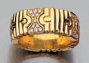 BAGUE en or jaune godronné, modèle «Parentesi», partiellement serti de diamant