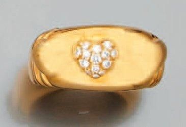 BAGUE en or jaune ornée de trois coeurs coulissants et interchangeables dont un pavé de diamants taille brillan