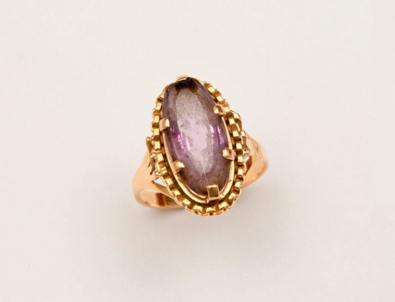 BAGUE en or jaune ornée d’une améthyste ovale facettée sertie à griffe