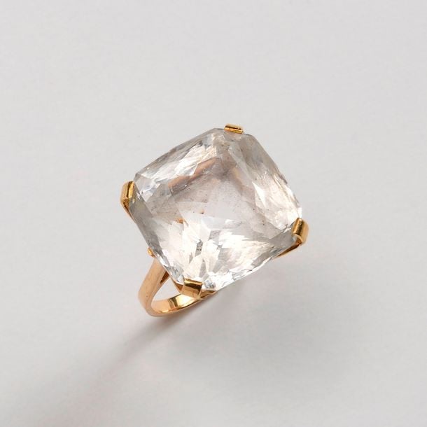BAGUE en or jaune ornée d’une pierre blanche de forme carrée briolettée à pans coupé
