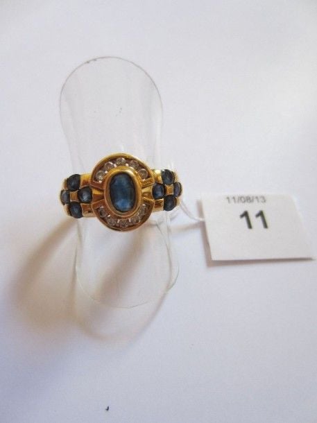 BAGUE en or jaune partiellement godronné serti de saphirs ovales et de diamants taille brillant, à motif central oval