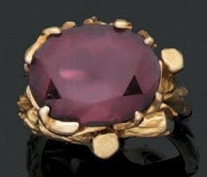 BAGUE en or jaune sculpté à motifs de «branches d'arbre» serti d'une tourmaline rose (rubellite) de forme oval