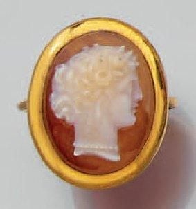 BAGUE en or jaune serti d'un camée de cornaline représentant un profil de femm