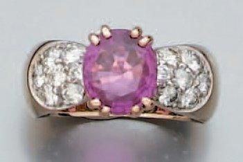 BAGUE en or jaune serti d'un saphir rose de forme ovale épaulé de pavages de diamants taille brillan