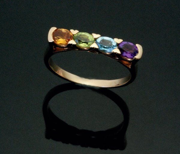 BAGUE en or jaune serti d'une citrine, d'une topaze, d'une améthyste, et d'un péridot de forme oval