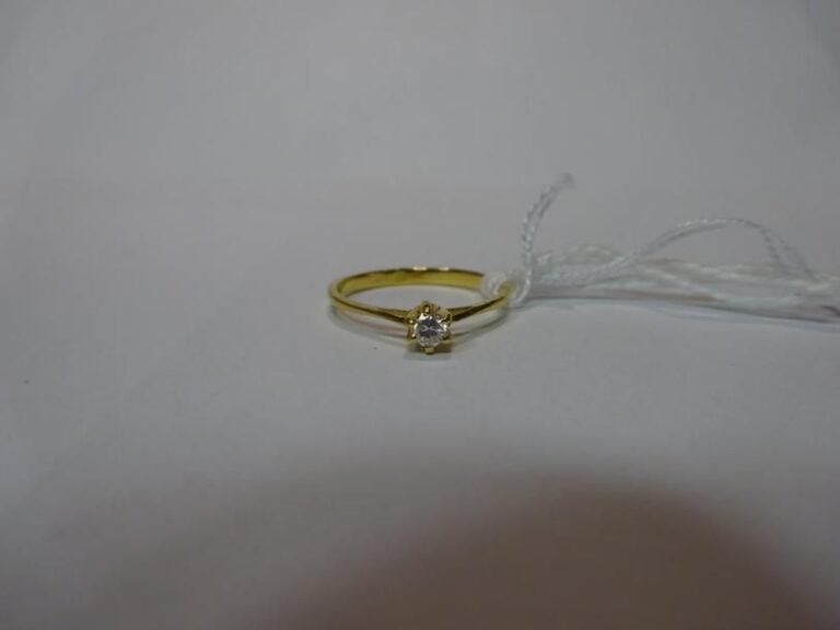 Bague en or ornée d'un diamant solitaire (plus ou moins 0,15 ct)