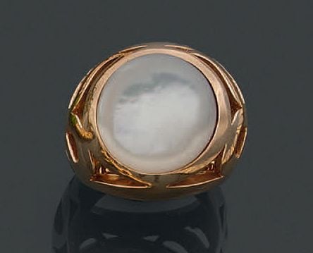 BAGUE en or rose (750 millièmes) ajourée et ornée d'un cabochon de nacr