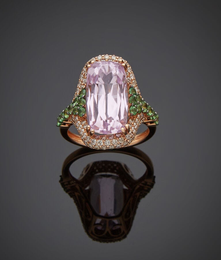 BAGUE en or rose (750‰) serti d'une kunzite de forme coussin, épaulée de grenat…