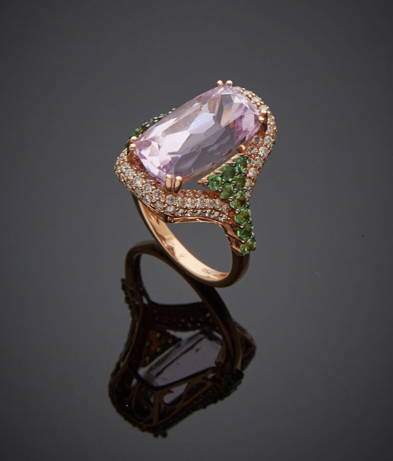 BAGUE en or rose (750‰) serti d'une kunzite de forme coussin, épaulée de grenat…