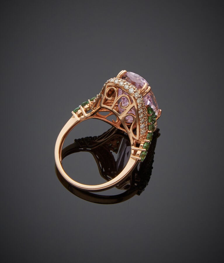 BAGUE en or rose (750‰) serti d'une kunzite de forme coussin, épaulée de grenat…