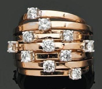 BAGUE en or rose composée d'anneaux légèrement articulés rehaussés de diamants taille brillan