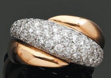 BAGUE en or rose et or gris bombé et légèrement torsadé, serti d'un pavage central de diamant
