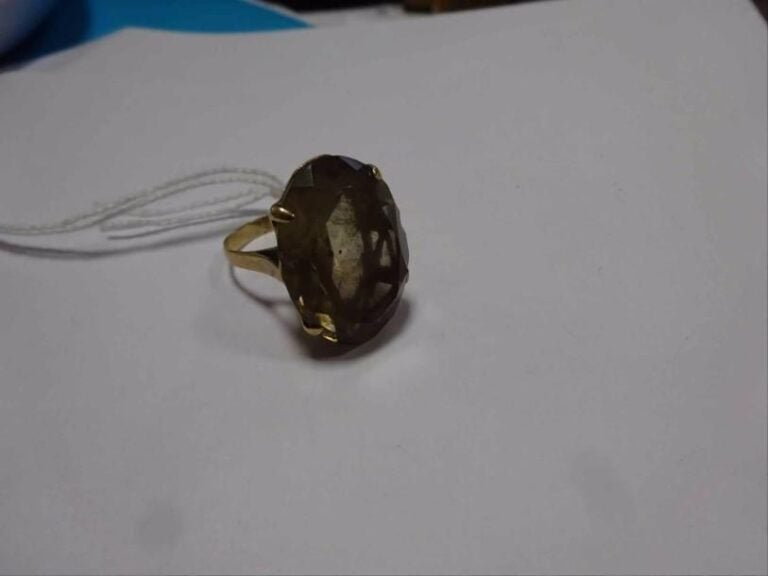 BAGUE en or sertie d'un cabochon de topaz