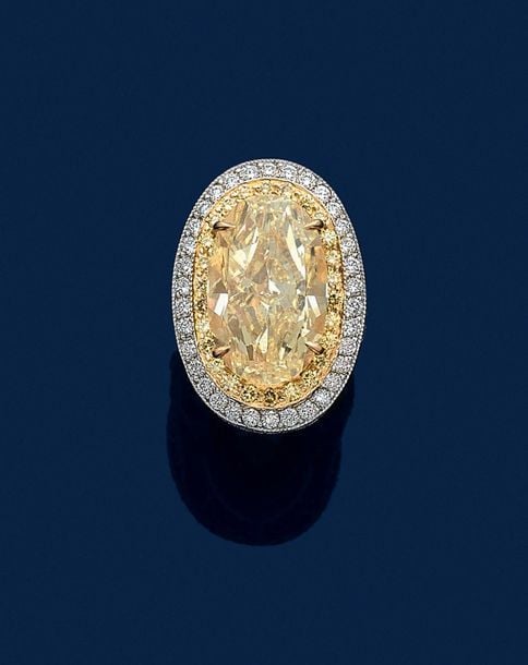 •BAGUE en platine (800‰) et or jaune (750‰) serti d'un diamant ovale FANCY YELLOW pesant 15,01 carat