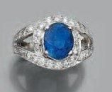 BAGUE en platine (900 millièmes) ajouré serti d?un saphir ovale souligné de diamants taille brillan