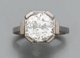 BAGUE en platine (900 millièmes) serti d'un diamant taille ancienne de forme coussi