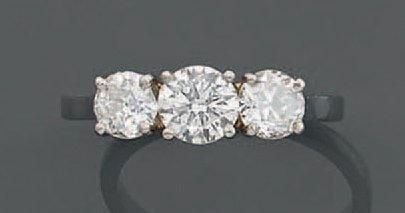 BAGUE en platine (900 millièmes) serti de trois diamants taille ancienne, dont un plus importan