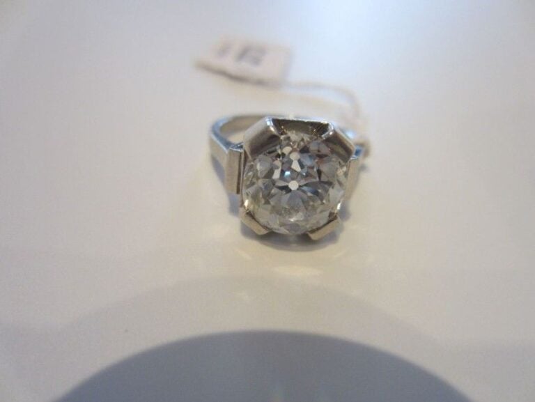 BAGUE en platine (900 millièmes) serti d?un diamant taille ancienne de forme coussi