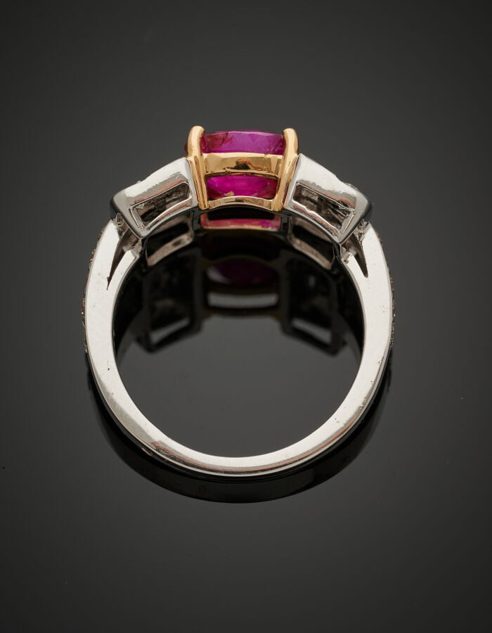 BAGUE en platine (950‰) et or jaune (750‰) serti d'un rubis BIRMAN, NON CHAUFFE…