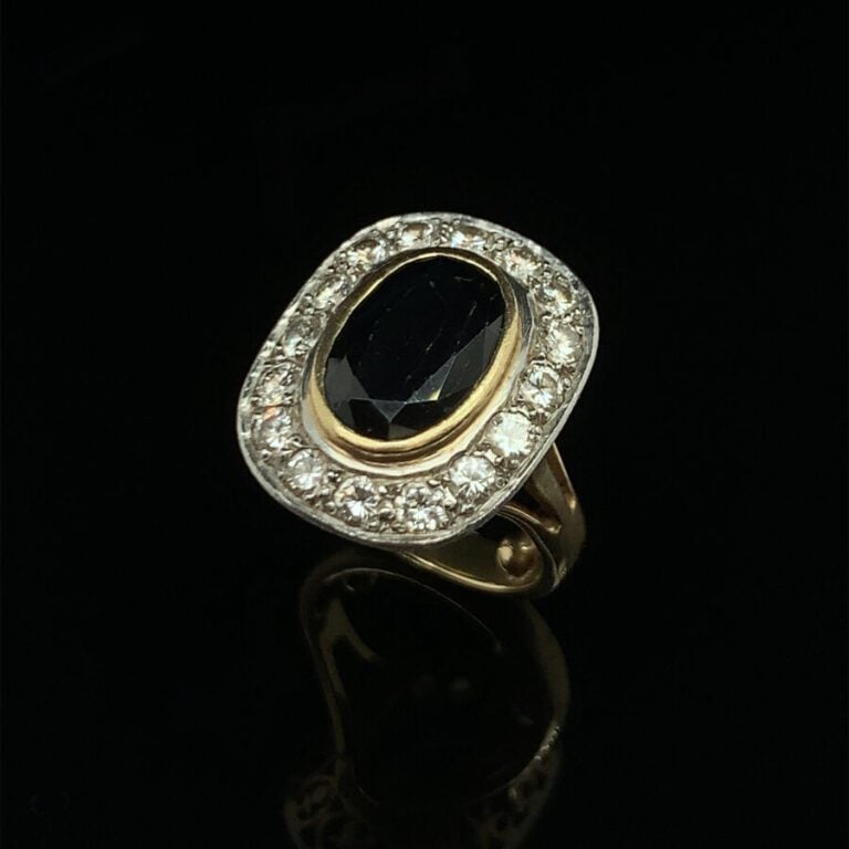 BAGUE en platine (950‰) et or jaune (750‰) serti d'un saphir ovale entouré de d…