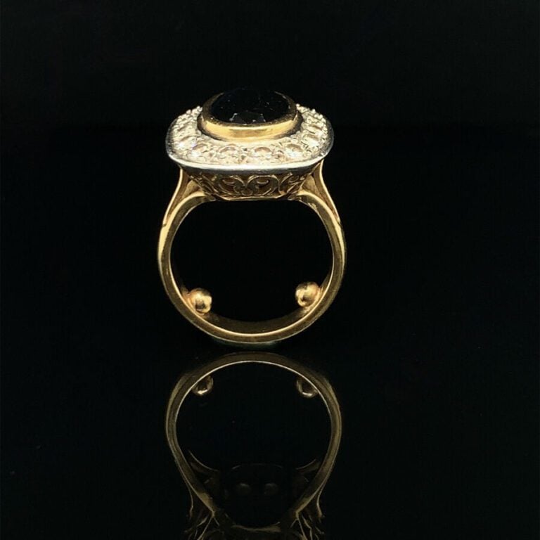 BAGUE en platine (950‰) et or jaune (750‰) serti d'un saphir ovale entouré de d…