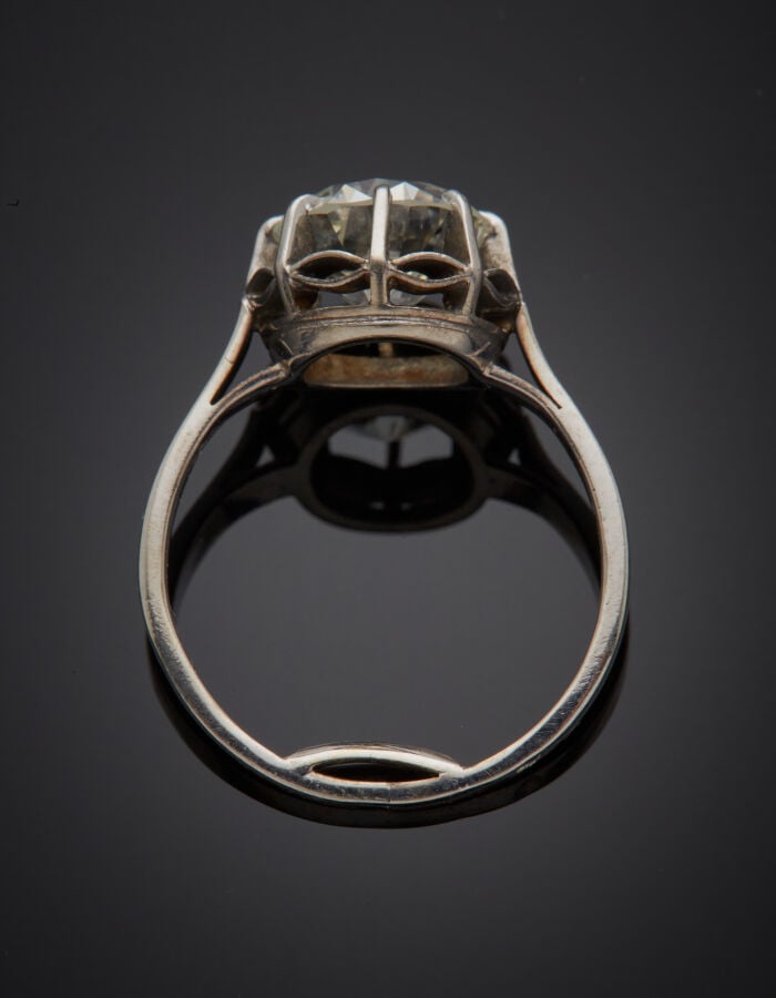 BAGUE en platine (950‰) serti d'un diamant taille ancienne pesant 2,31 carats.…