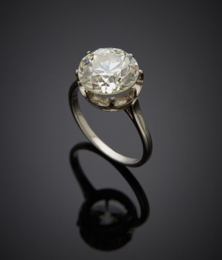 BAGUE en platine (950‰) serti d'un diamant taille ancienne pesant 4,07 carats.…