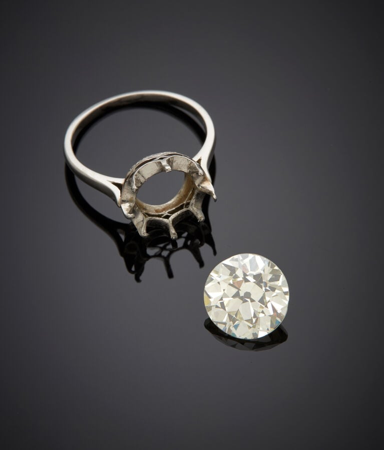 BAGUE en platine (950‰) serti d'un diamant taille ancienne pesant 4,07 carats.…
