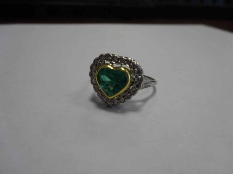 BAGUE en platine (950°/00) ornée d'un cour serti d'une émeraude entourée de diamants de taille brillan