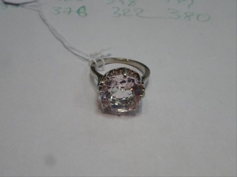 BAGUE en platine (950°/00) sertie griffes d'une scapolite rose taillée en coussin facett
