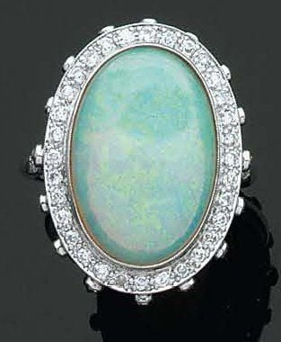 BAGUE en platine ajouré serti d'une importante opale de forme ovale entourée de petits diamant