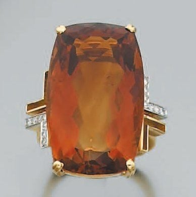 BAGUE en platine et or jaune ajouré, serti d'une citrine de forme coussin épaulée de diamants 8/8, à motifs de « L