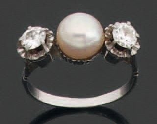 BAGUE en platine et or serti d'une perle de culture blanche épaulé d'un diamant de chaque côt