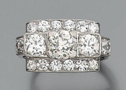 BAGUE en platine et or serti de diamants dont trois au centre plus importants, de taille ancienn