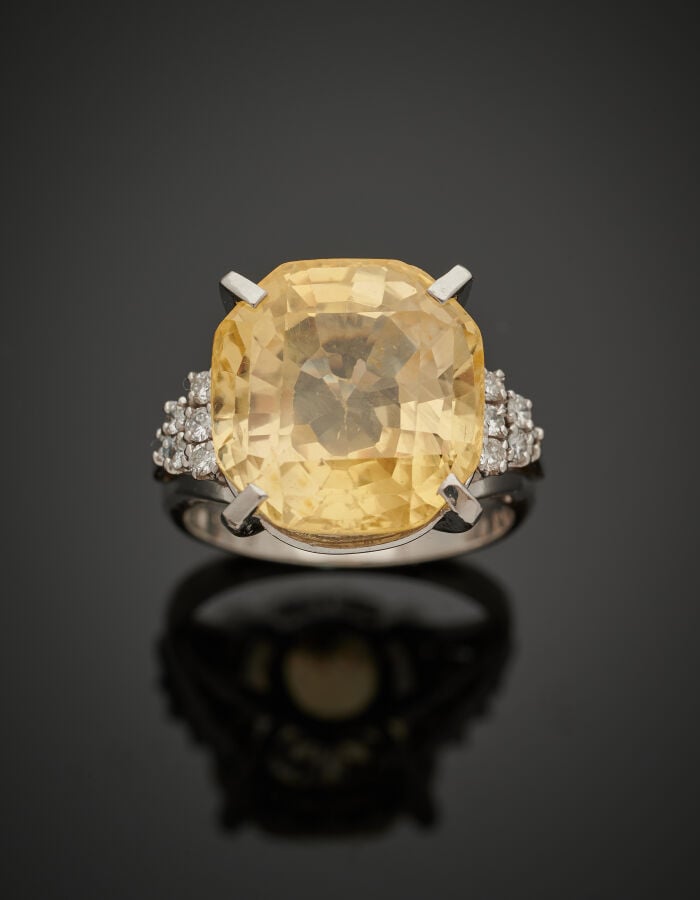 BAGUE en platine (min. 800‰) ajouré, serti d'un saphir jaune CEYLAN NON CHAUFFE…