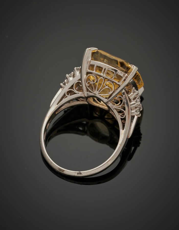 BAGUE en platine (min. 800‰) ajouré, serti d'un saphir jaune CEYLAN NON CHAUFFE…